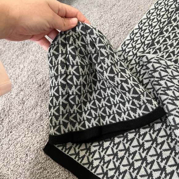 Michael Kors Logo Hat Scarf Set - Picture 3 of 4